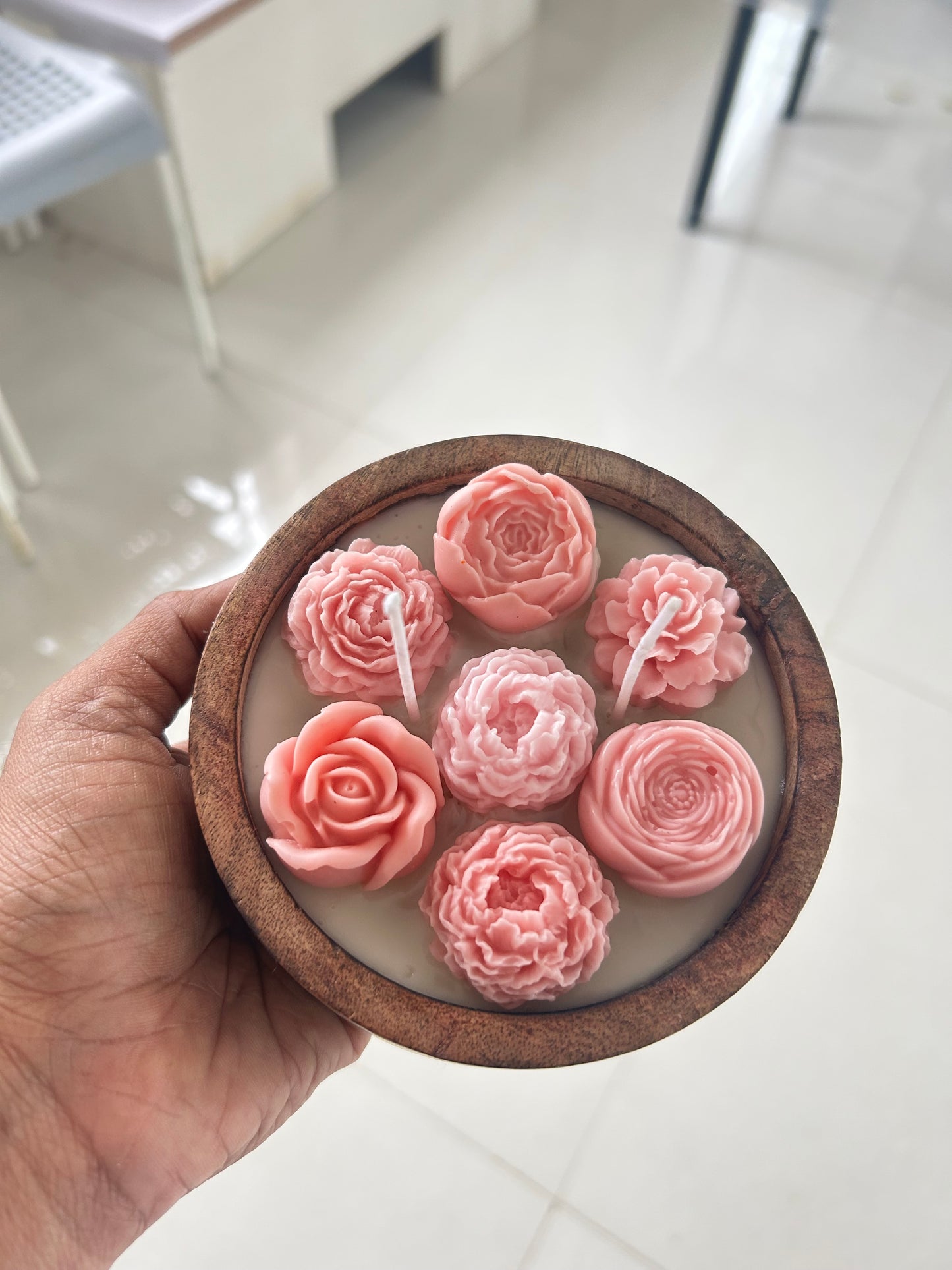 Flower Aroma candle in a wooden jar.